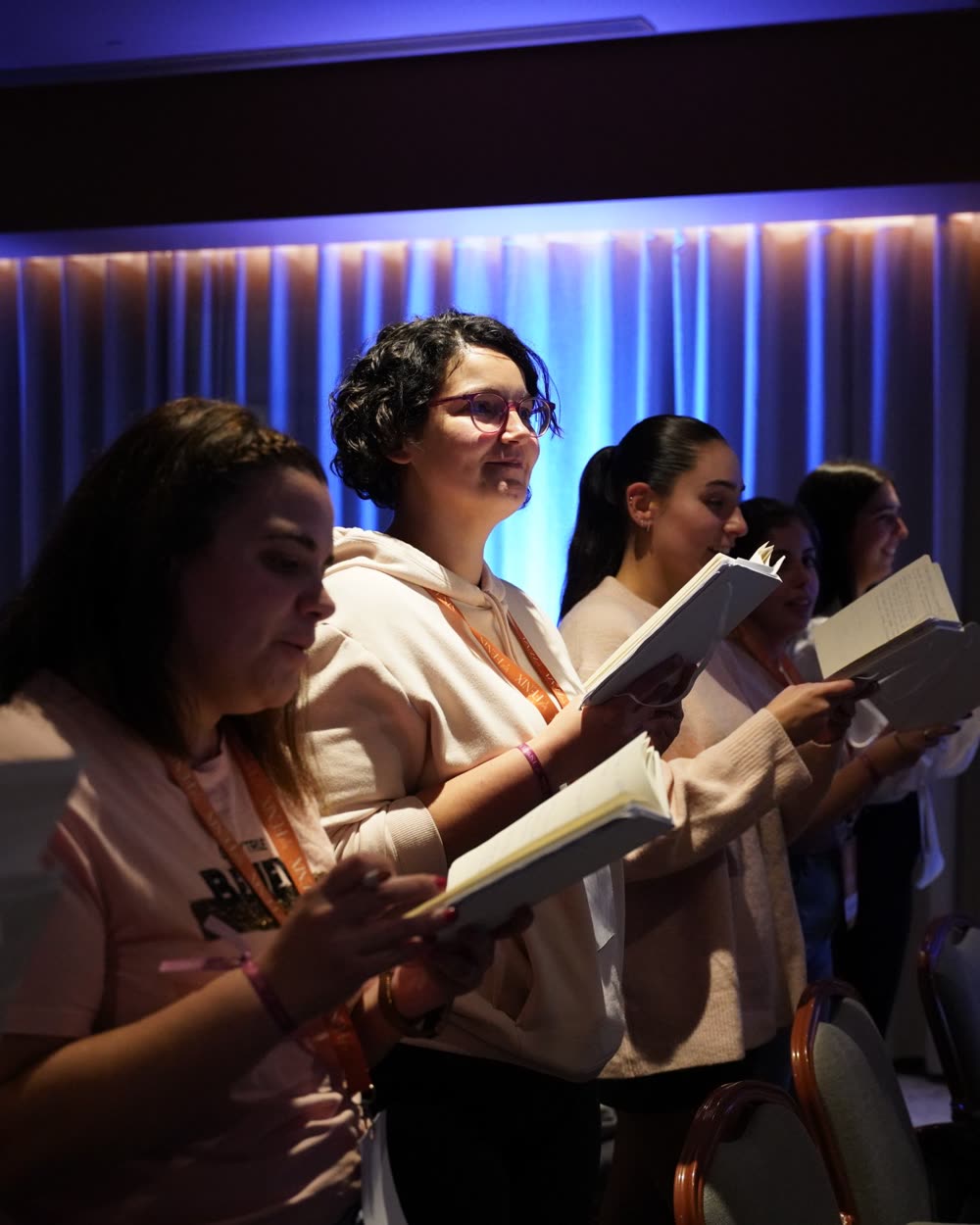 Participantes a ler os cadernos no Fénix 2025