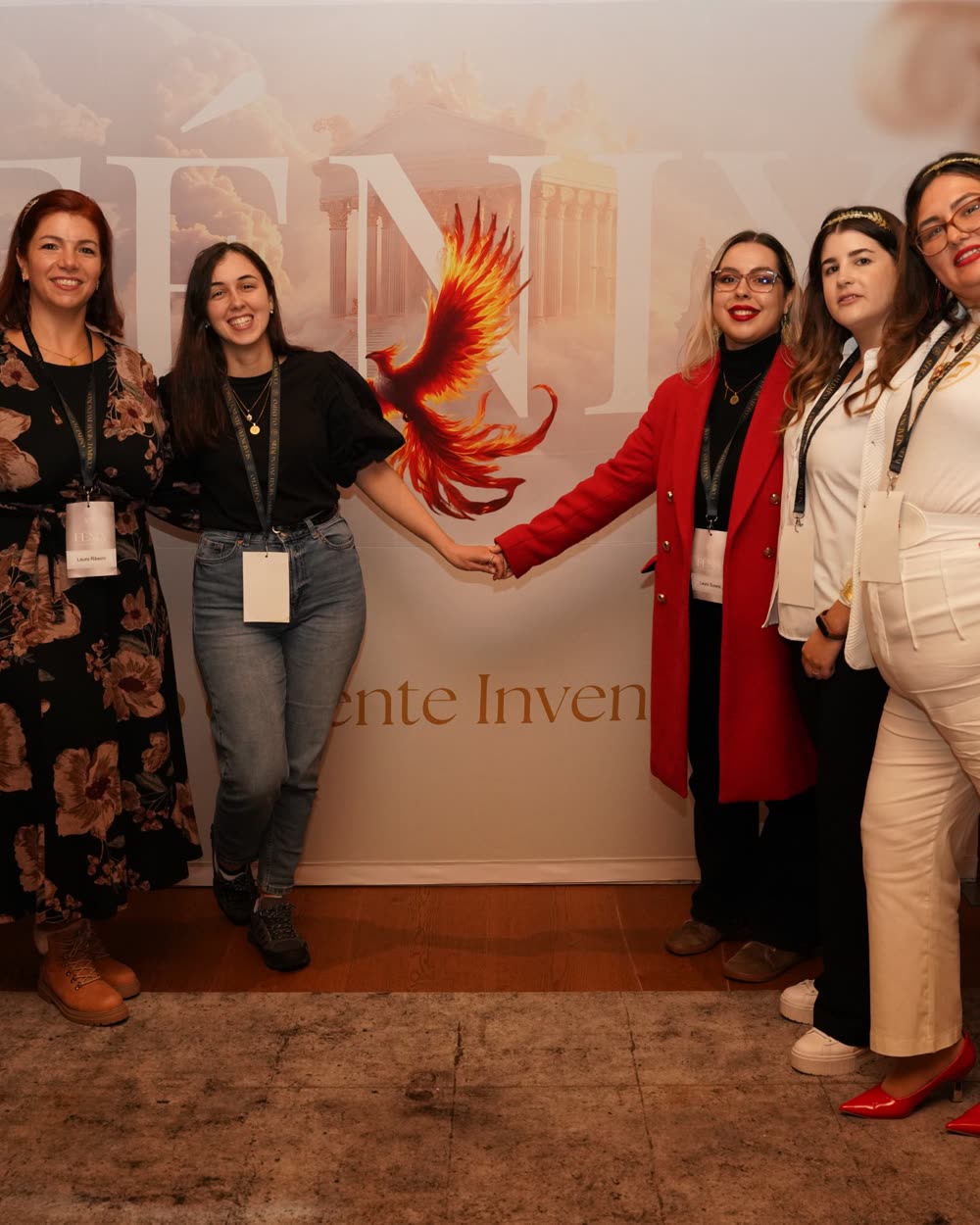 Grupo de participantes em frente ao painel do Fénix